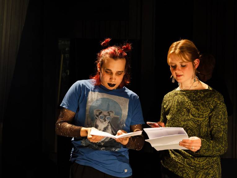 Die Poet*innen Emil Engelhardt und Pauline Prigge