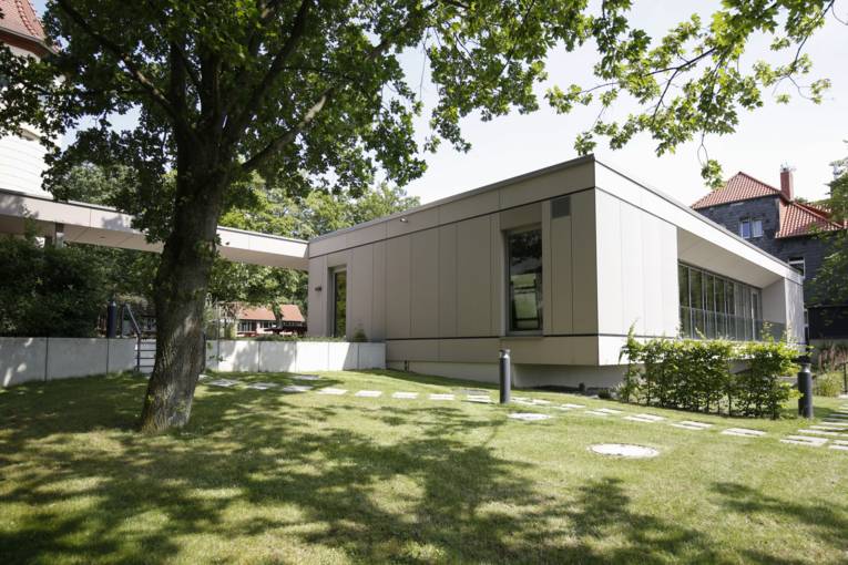 Multifunktionsgebäude mit Haus Humme im Hintergrund und Verbindungsgang zu Haus Weser