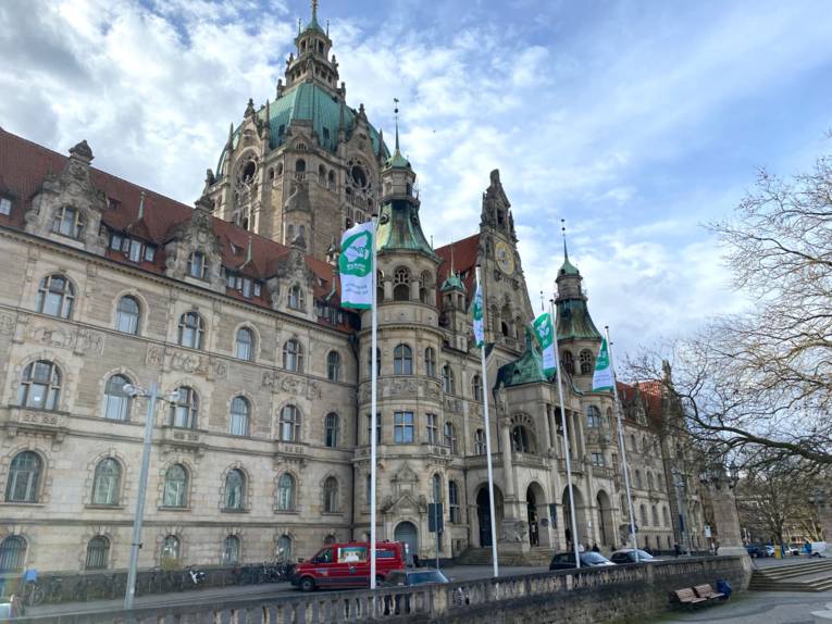 Mayors for Peace Flaggen vor dem Neuen Rathaus Hannover