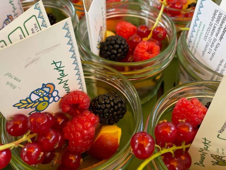 Blick auf Obst in Gläser.