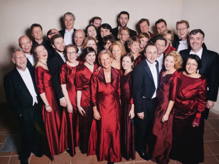 Menschen in festlicher Kleidung