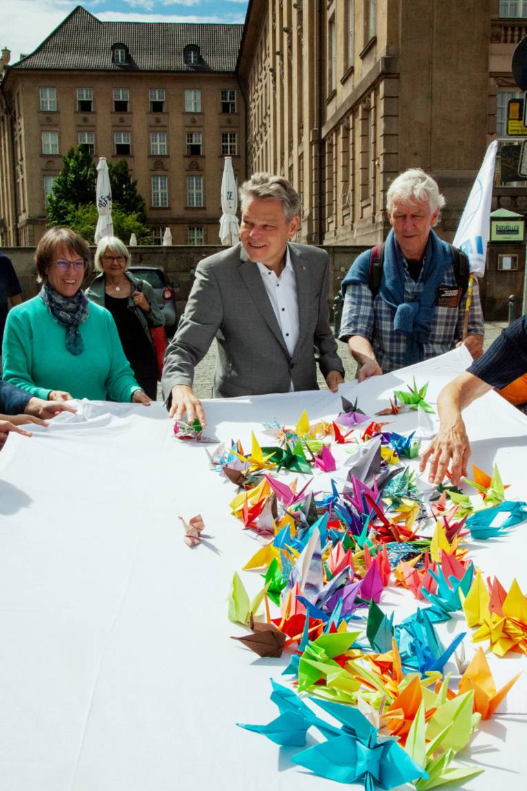Übergabe der "Friedenskraniche für die Mayors for Peace" der Aktion von Steps for Peace und Flaggenhissung Mayors for Peace im Bezirksamt Tempelhof-Schöneberg mit Bürgermeister Jörn Oltmann