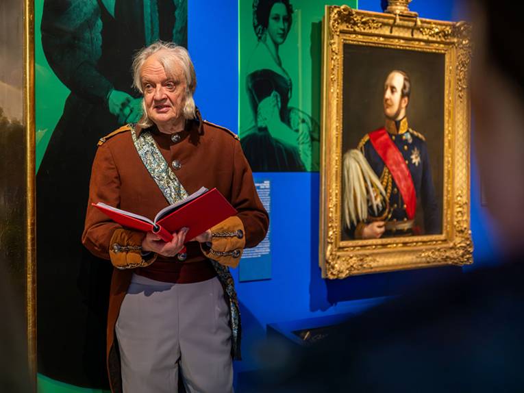 Rainer Künnecke verkleidet als alter Hofmarschall in der Ausstellung "Vier Kutschen, ein Königreich"