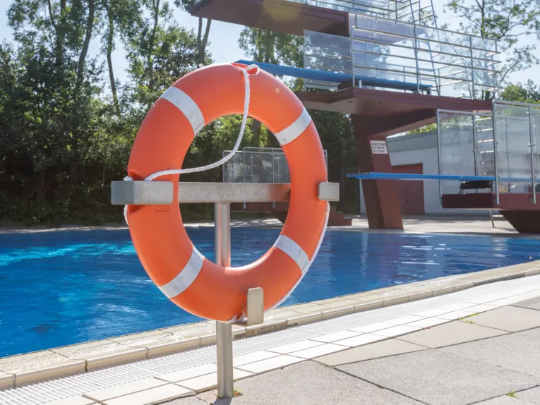 Rettungsring am Beckenrand