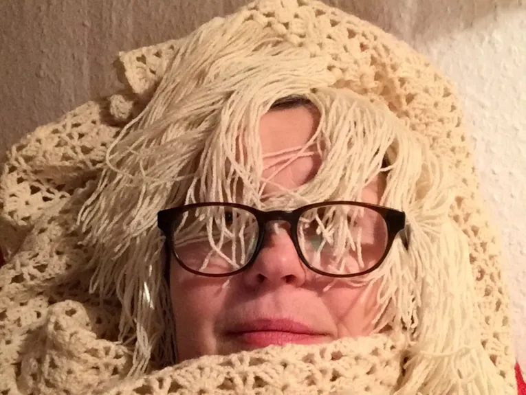 Person in einem Winteroutfit.