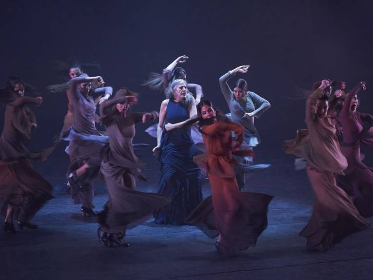 Tanzende Frauen auf einer Bühne in Flamenco-Kleidern