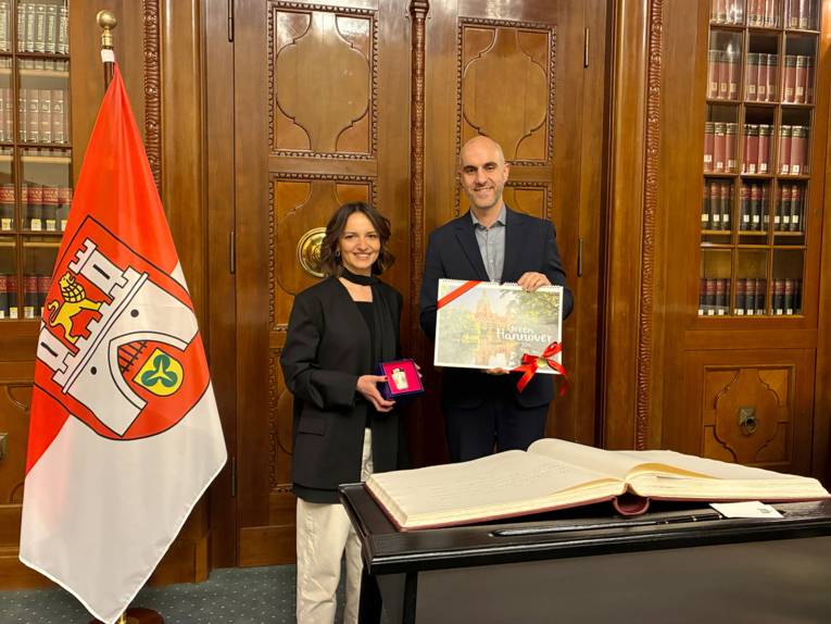 Jehona Kicaj und Oberbürgermeister Belit Onay in der Ratsstube