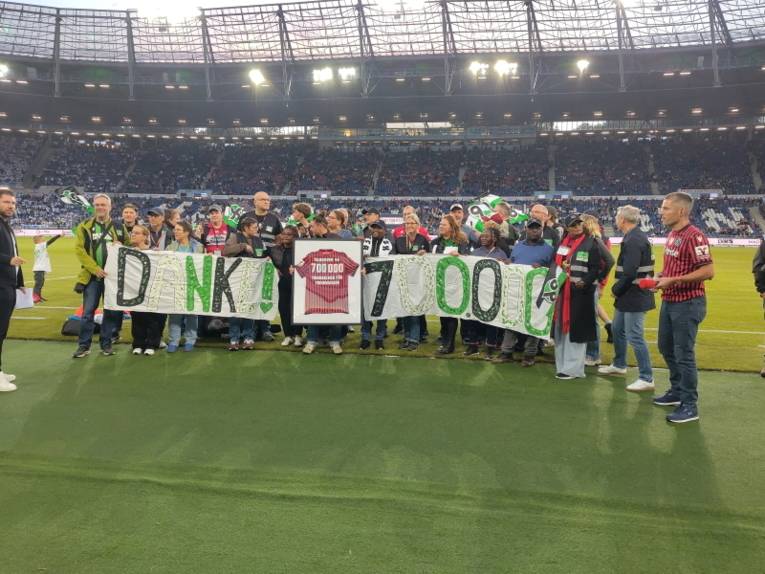 Das Projekt Trinkbecher für Trinkwasser von Hannover 96-Fans hat 700.000 Euro für Trinkwasser-Projekte gesammelt. Das wird zusammen mit den Gästen gefeiert.