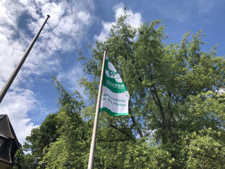Die Stadt Völkingen hisst die Flagge der Mayors for Peace für eine atomwaffenfreie Welt