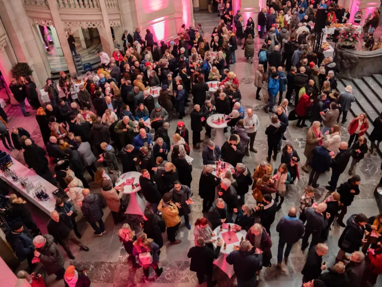 Menschen in einer Halle.