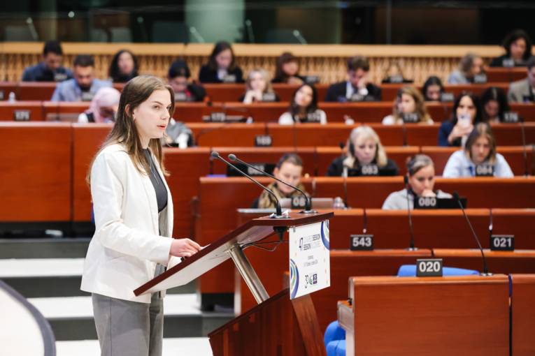 Jugenddelegierte bei der 47. Sitzung des Kongresses der Gemeinden und Regionen