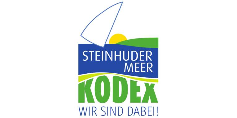 Grafisch gestaltetes Logo: Ein stilisiertes Segel erhebt sich von einer blauen Fläche, die für eine Wasserfläche steht, hierin der Text "Steinhuder Meer". Darunter steht in grüner Schrift "Kidex. Wir sind dabei". Eine kleine grüne Fläche deutet Land bzw. Ufer an, ein gelber Halbkreis steht für die Sonne, sie ist im Schnittpunkt von Land und Wasser.