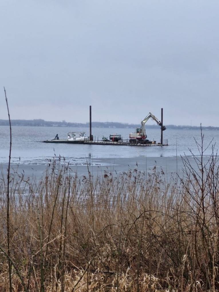 Bagger auf einer schwimmenden Plattform im Steinhuder Meer.