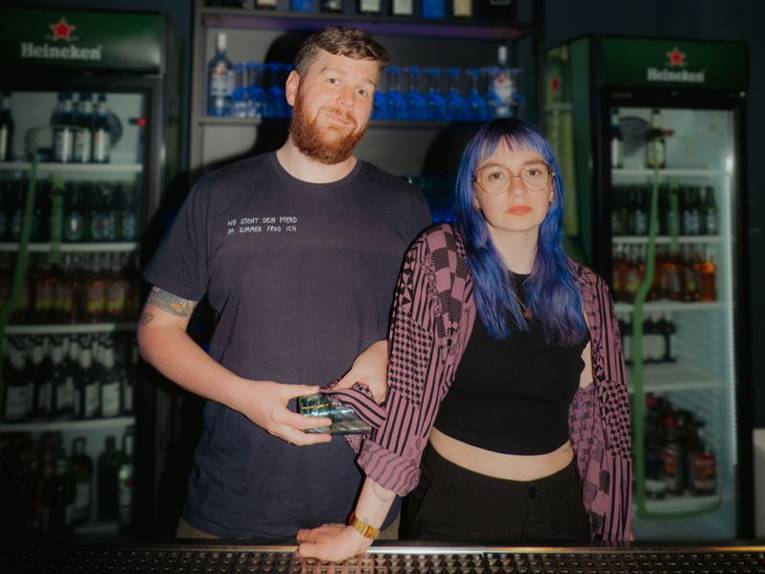 Der Comedian Malte Küppers und die Podcasterin Jule Weber