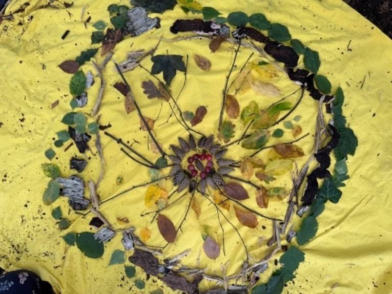 Waldmandala aus vielen schönen Fundstücken