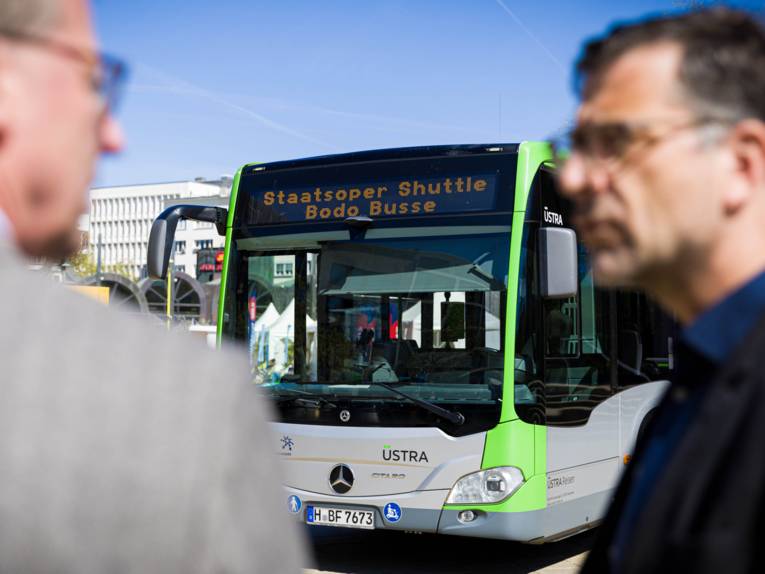 Ein Bus mit der Aufschrift "Staatsoper Shuttle Bodo Busse"