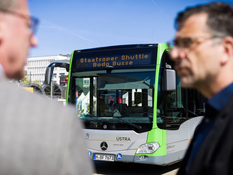 Ein Bus mit der Aufschrift "Staatsoper Shuttle Bodo Busse"