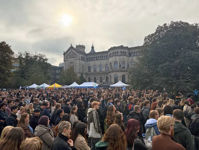 Menschenmenge vor historischem Gebäude