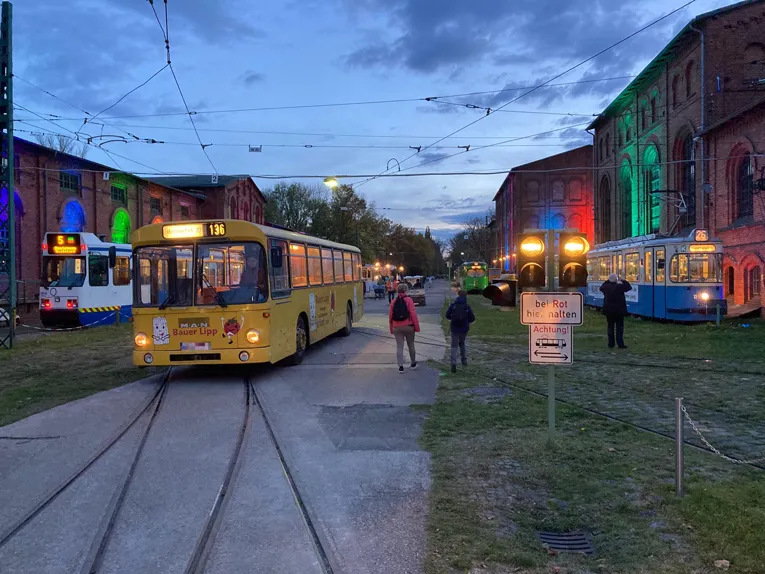 Das beleuchtete Außengelände des Straßenbahn-Museums in Sehnde