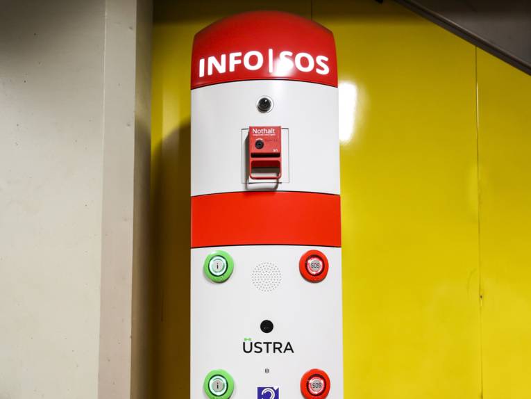 Eine Notrufinformationss&auml;ule an der Tunnelstation Aegidientorplatz