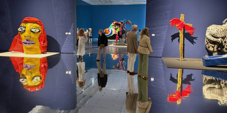 Menschen in einem Ausstellungsraum im Kunstobjekten