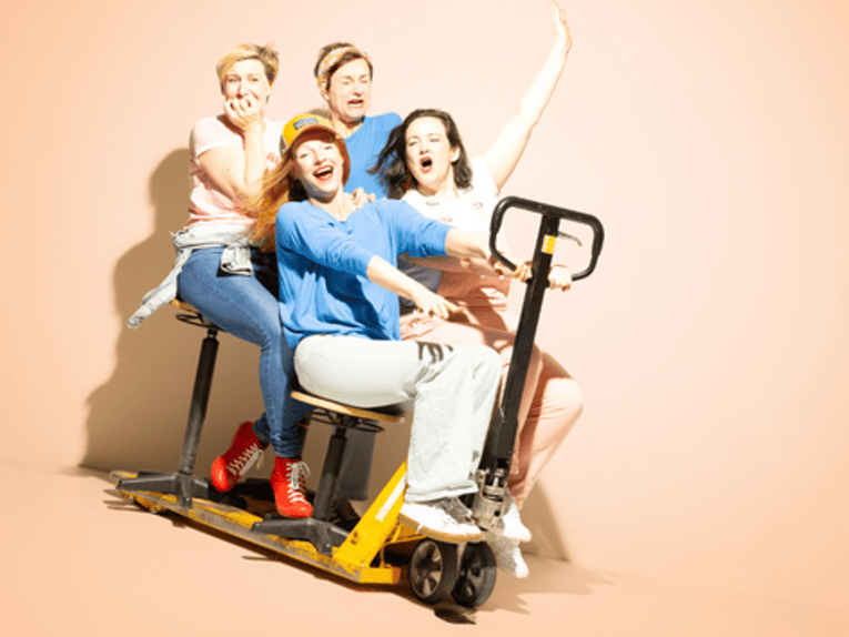 Vier Frauen der Impro-Gruppe namens Schmidts Katzen