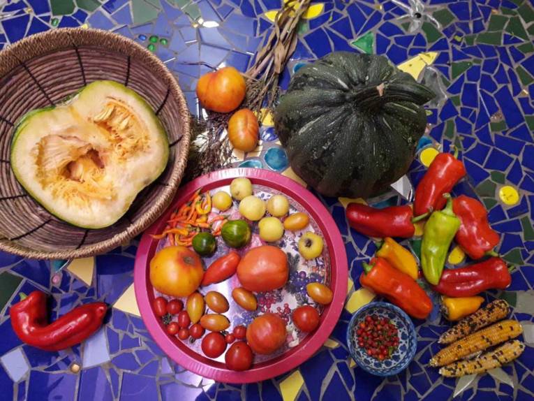 Tisch mit verschiedenen Gemüsen