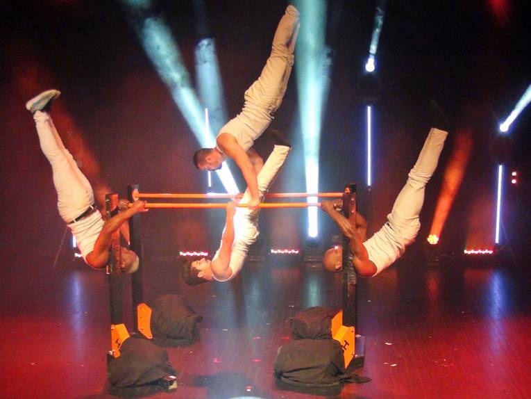 Vier Turner am Barren.