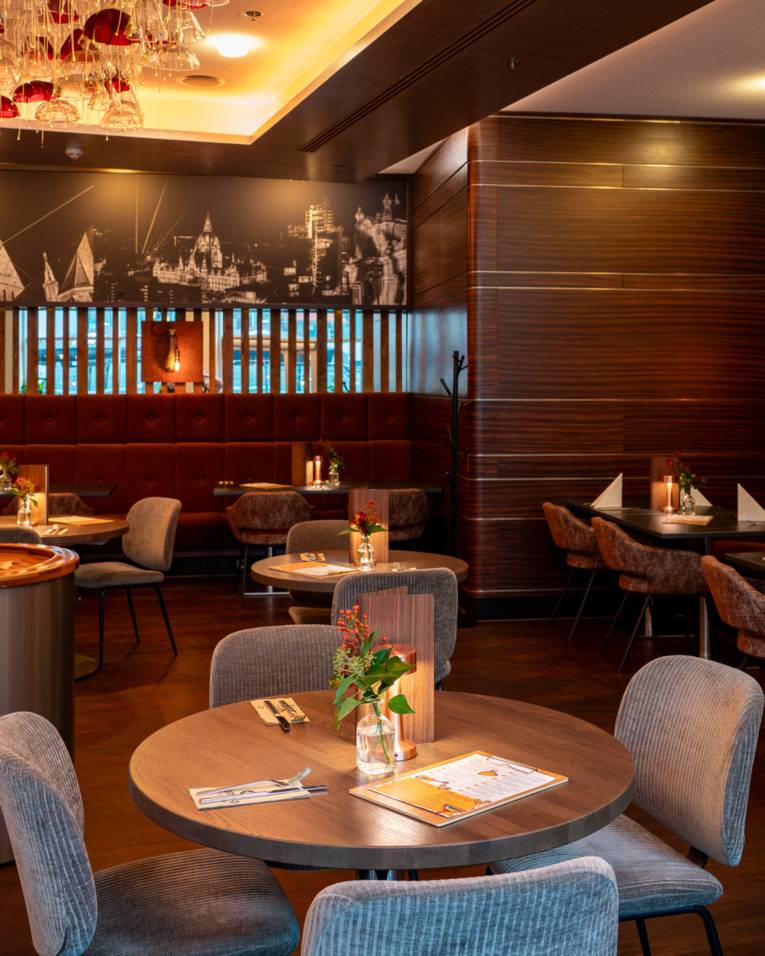 Tische in einem Restaurant