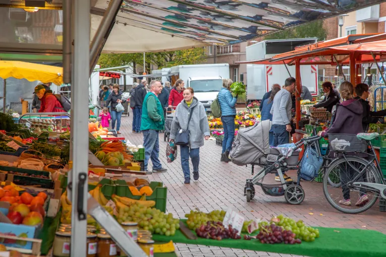 Viele Menschen laufen zwischen den Marktst&auml;nden.