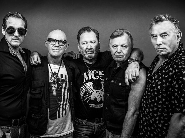 Schwarz-Weiß-Foto der fünf Bandmitglieder von Extrabreit