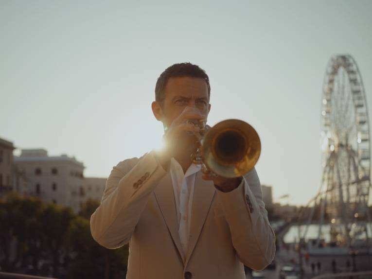 Till Brönner bläst in eine Trompete.