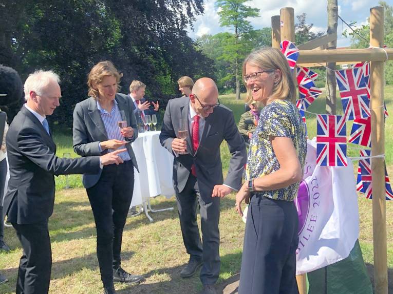 Baumwidmung mit der Britischen Botschafterin