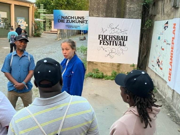 Führung auf dem Gelände der Initiative Hüttenstraße und Besuch des Fuchsbaufestivals