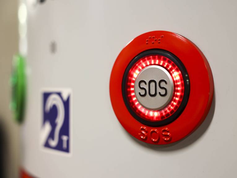 Eine Notrufinformationssäule an der Tunnelstation Aegidientorplatz mit dem SOS-Knopf