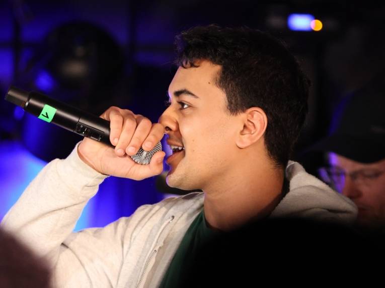 Zu sehen ist ein Teilnehmer an einem Hip Hop Battle.