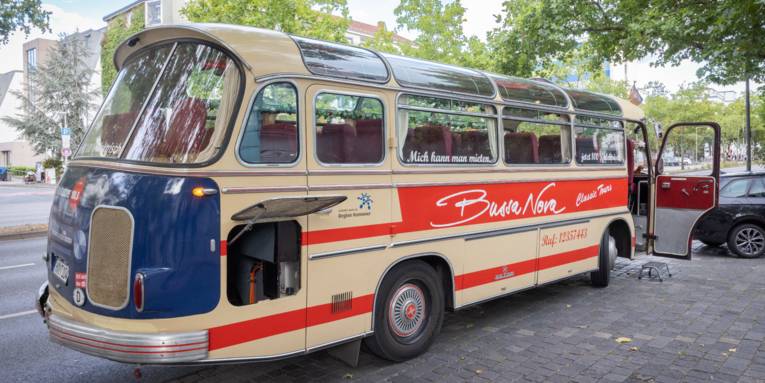 Ein historischer Bus, auf dem der Hinweis steht, das einer 100% elektrisch betrieben wird und dies Projekt von der Region Hannover gefördert wurde.