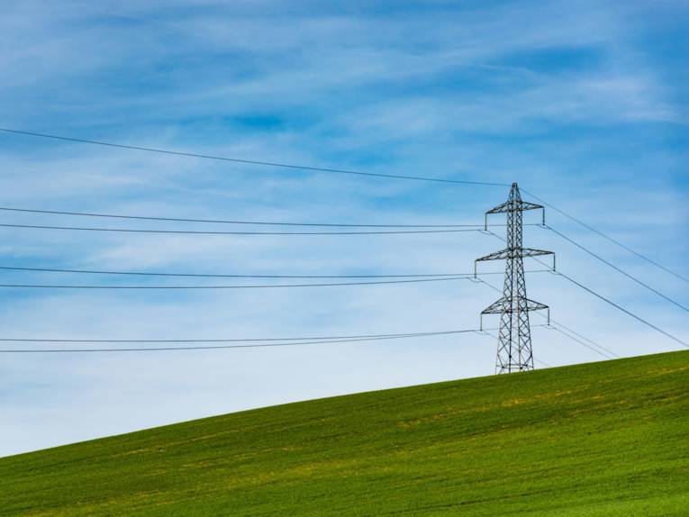 Strommast auf einem Hügel.