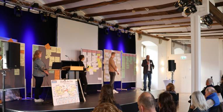 Publikum verfolgt die Steinhuder Meer Konferenz 2022 (12. Steinhuder Meer Konferenz) im Schloss Landestrost, Neustadt am Rübenberge.