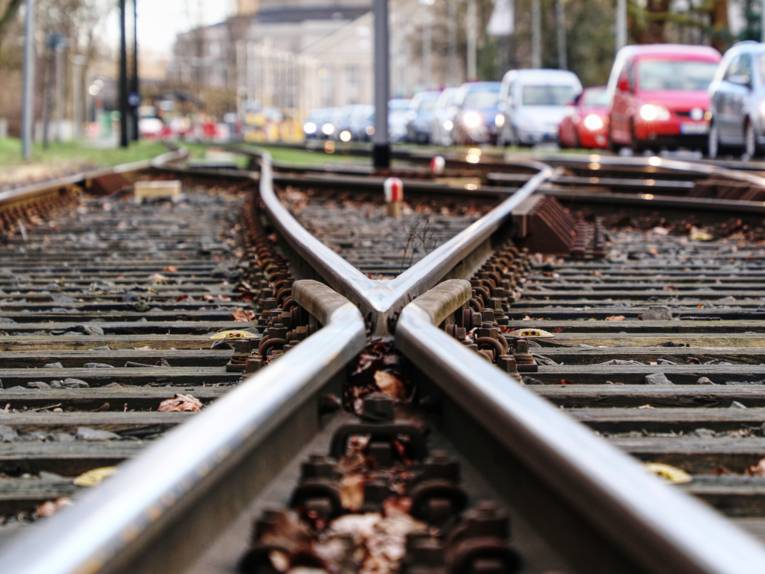 Die Gleise der Linie 11 aus der Froschperspektive Richtung HCC mit Fokus auf die Weiche.