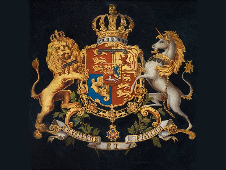 Wappen des Königreichs Hannover. Der Schild besteht aus dem vierfeldrigen Wappen Großbritanniens mit aufgelegtem Turnier-Kragen (Zeichen der engl. Prinzen, hier Ernst August), und dem dreifeldrigen Mittelschild Hannovers mit kurfürstlicher Reichskrone im Herzschild. Umgeben wird er von der hannoverschen St. Georgs-Ordenskette (gestiftet 1839). Die beiden Schildhalter: Löwe und Einhorn zeigen auch den Turnierkragen. Über dem Schild die hannoversche Königskrone und darunter das Spruchband „SUSCIPERE ET FINIRE“, Ölgemälde auf Papier, 1839-1851