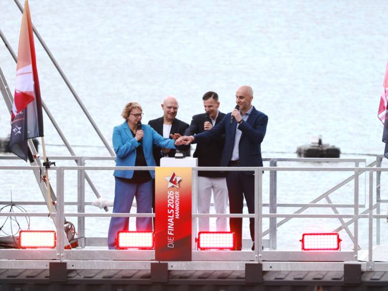 Auf Los geht's los! Mit dem symbolischen Buzzer-Start wurden die Finals 2026 in Hannover offiziell eröffnet. v.l.n.r.: Daniela Behrens (Niedersachsens Innen- und Sportministerin), Jens Palandt (Erster Regionsrat der Region Hannover),  André Lawiszus (Veranstalter des Maschseefestes und Geschäftsführer der HVG) sowie Belit Onay (Oberbürgermeister Hannover)
