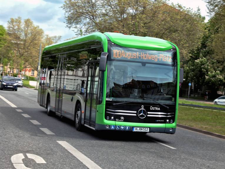Ein Bus der Linie 100 Richtung August-Holweg-Platz