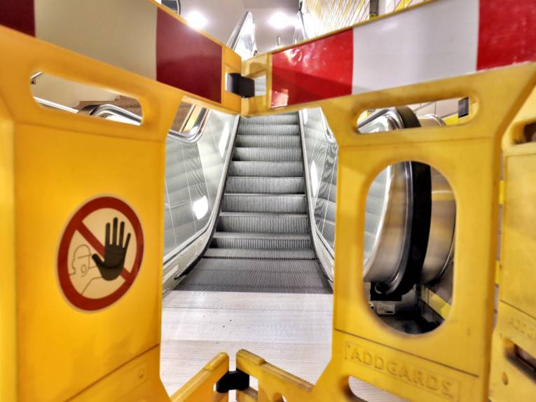 Baken vor dem Aufgang zu einer Fahrtreppe, die den Zugang verhindern.