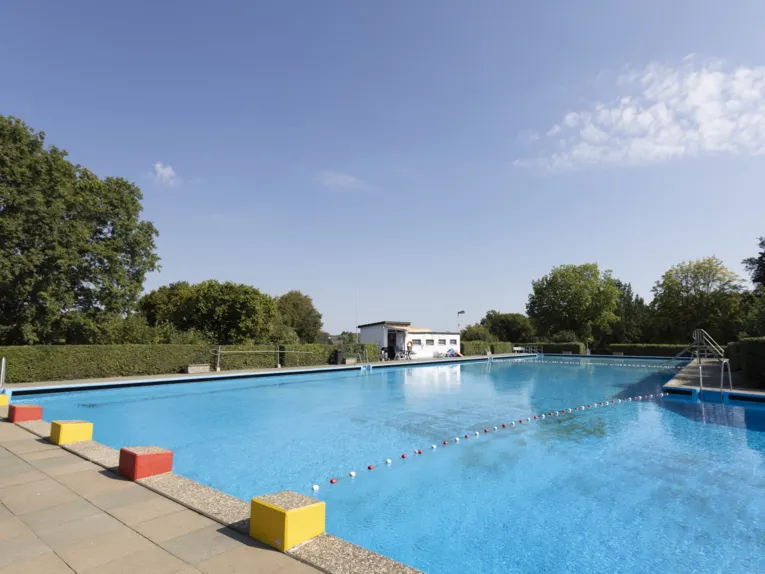 Blick &uuml;ber das Schwimmbecken