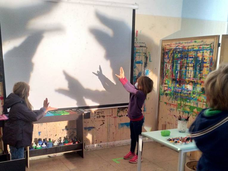 Kinder machen Schattenspiele
