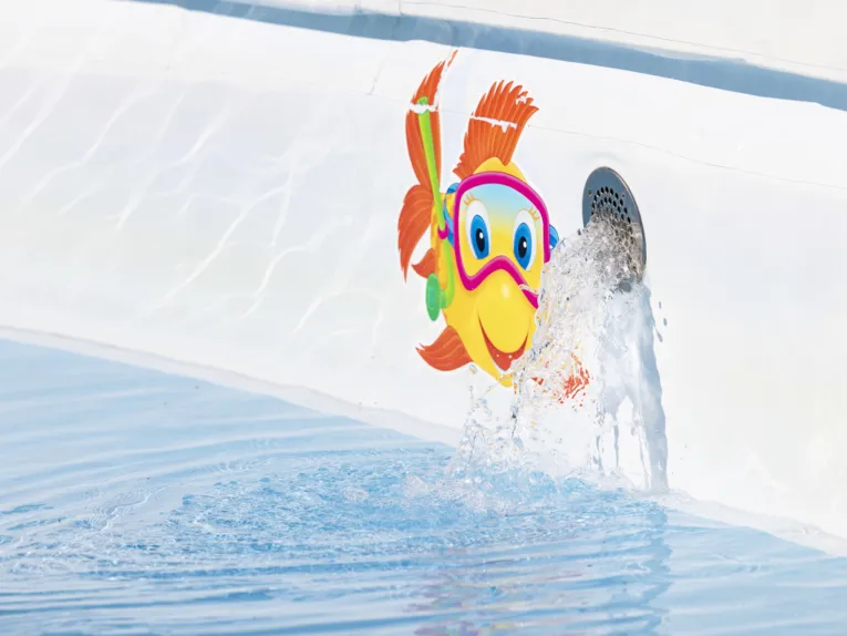 Kinderbecken mit Wassereinlauf und an die Beckenwand gemaltem Fisch