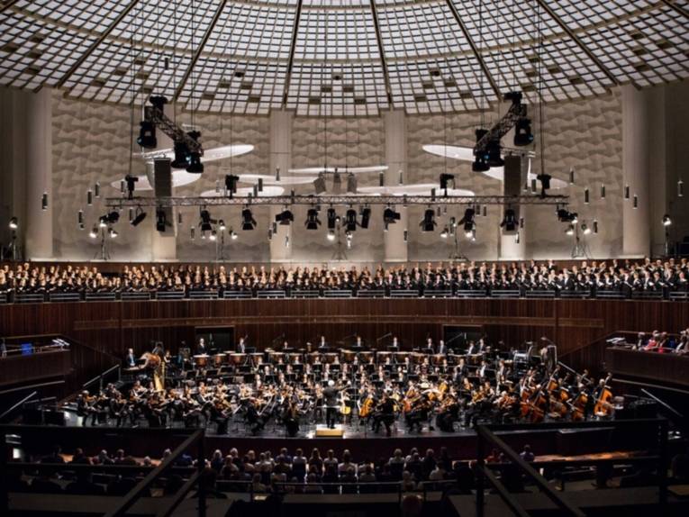 Orchster und Chor in einem Saal