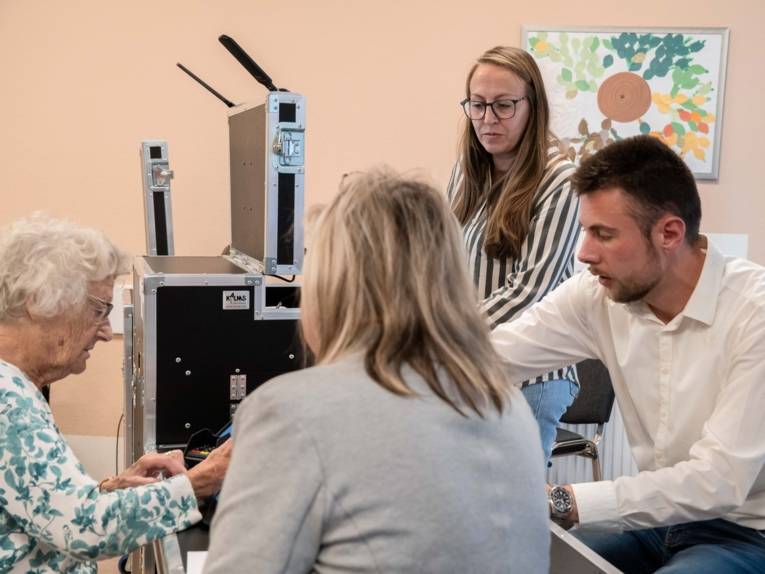 Vier Personen in einem Gespräch.