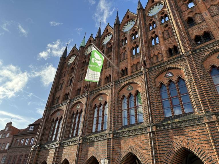 Am 6. August weht am Stralsunder Rathaus die Flagge der Mayors for Peace